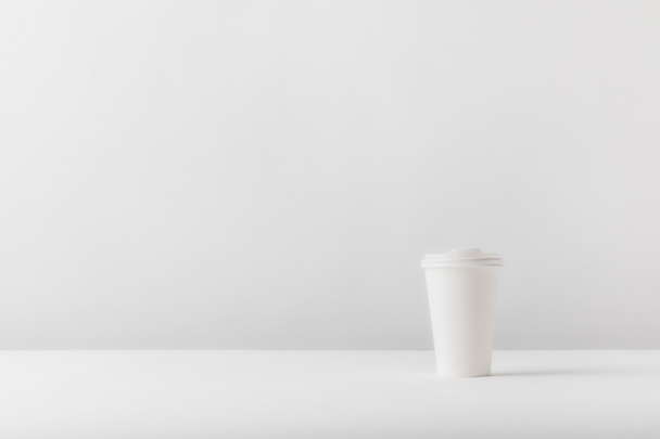 copo de café descartável branco na mesa branca
 - Foto, Imagem