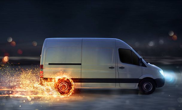 Entrega súper rápida del servicio de paquetes. furgoneta con ruedas en llamas en la carretera
 - Foto, Imagen