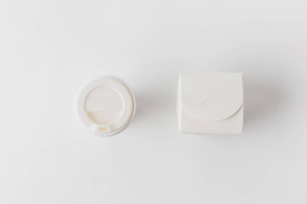vue du dessus de la tasse à café jetable et de la boîte à nouilles sur surface blanche
 - Photo, image