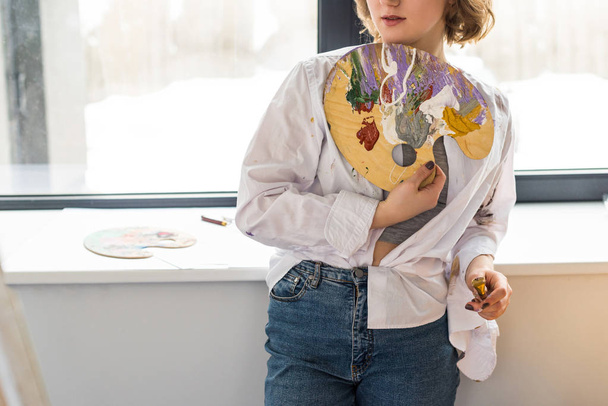 Jeune fille inspirée tenant la palette en studio léger
 - Photo, image