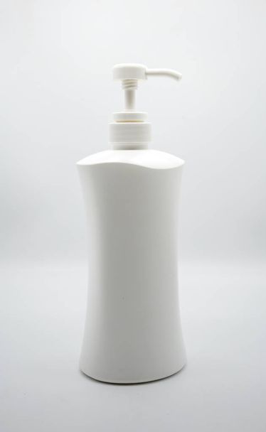 白で隔離液体石鹸で白いプラスチック dispencer  - 写真・画像
