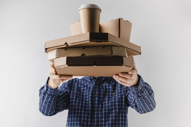 corriere contenente scatole di pizza e caffè in tazza di carta isolata su bianco
 - Foto, immagini