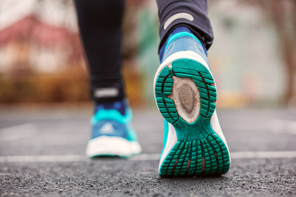 Arkadan kırpılmış atış bir kadının koşu ayakkabıları. - Fotoğraf, Görsel