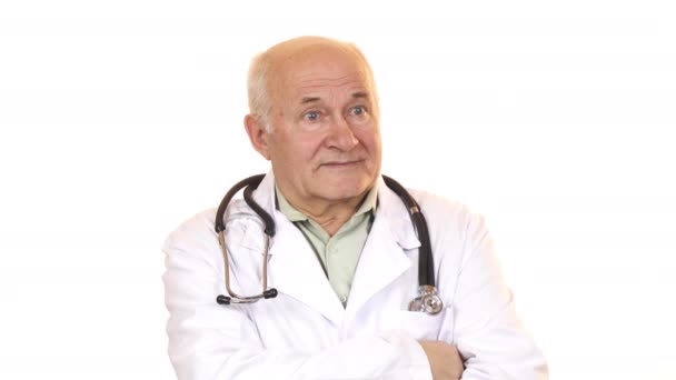 Médico varón mayor con un estetoscopio sonriendo a la cámara
 - Imágenes, Vídeo