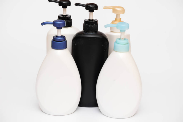 Prysznic i szampon butelek pustych opakowań kosmetycznych na białym tle - Zdjęcie, obraz