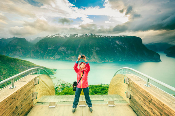 Tourist photographer with camera on Stegastein lookout, Norway - Foto, afbeelding