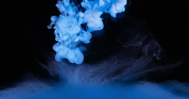 De kleuren van de blauwe inkt in Water maken vloeistof vormen van kunst - Video