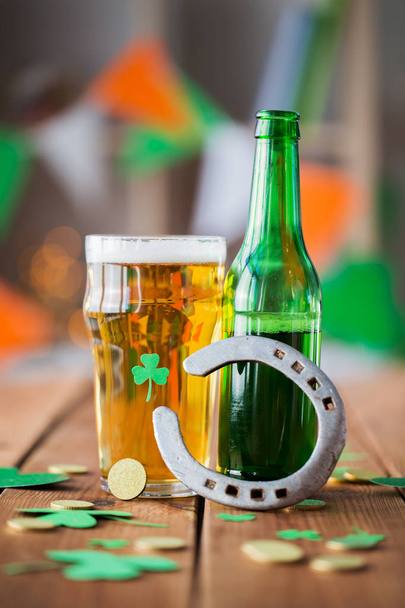 glass of green beer, horseshoe and gold coins - Fotografie, Obrázek