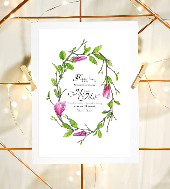 Plantilla para felicitaciones o invitaciones a la boda en colores verde y rosa. Ilustración por marcadores, hermosa corona marco de magnolias y ramitas con hojas
. - Foto, Imagen
