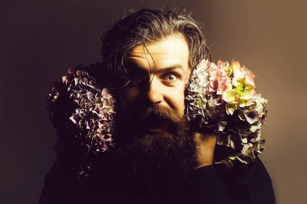 bearded man with hydrangea flowers - Foto, Imagem