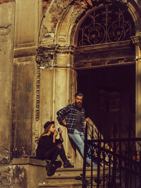 fashionable couple near old building - Foto, afbeelding