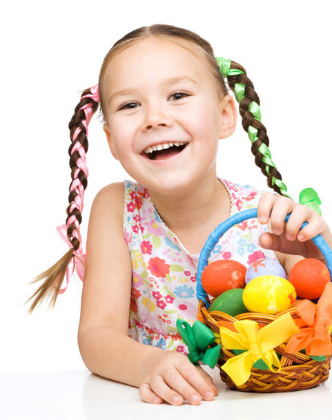 dziewczynka z koszykiem pełnym kolorowych jaj - Zdjęcie, obraz
