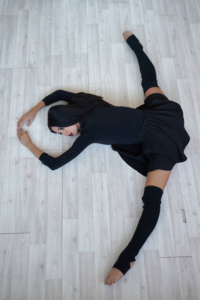 Gothic gymnast does the splits    - Foto, Bild