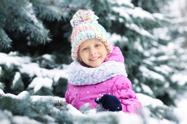 Portrait of cute little girl in winter park - Фото, изображение
