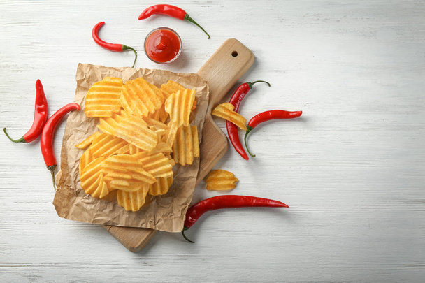 Potato chips and chili peppers - Fotografie, Obrázek
