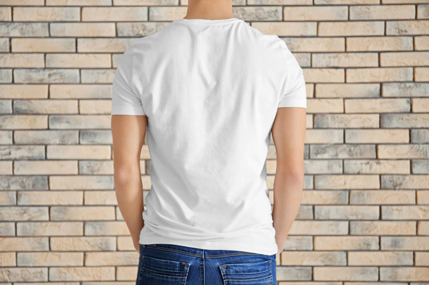 junger Mann im stylischen T-Shirt  - Foto, Bild