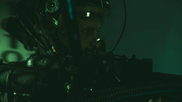 cyborg άνθρωπος του μέλλοντος με κράνος φώτα led και τεράστιο λέιζερ όπλο - Φωτογραφία, εικόνα