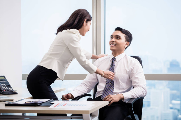 Asiatico uomo d'affari e donna flirtare in ufficio e avendo sul posto di lavoro affare
 - Foto, immagini