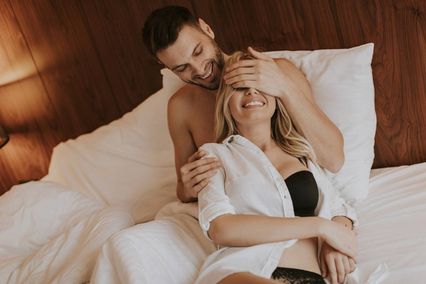 Amare giovane coppia sdraiata nel letto
 - Foto, immagini
