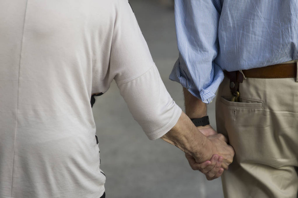 Unindentified senioren op de straat van Buenos Aires, Argentinië. In Buenos Aires wonen meer dan 700.000 mensen ouder dan 60 jaar. - Foto, afbeelding