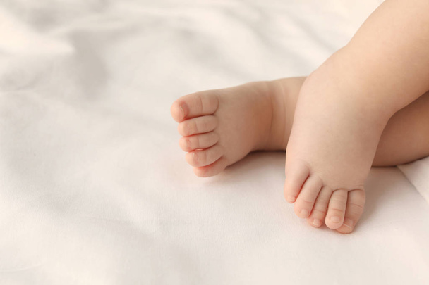 Cute baby lying on bed - Valokuva, kuva