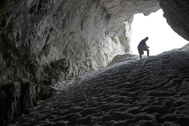 zur Höhle - Foto, Bild