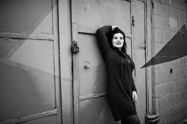 Brunette plus size model at red against colored wall. - Valokuva, kuva
