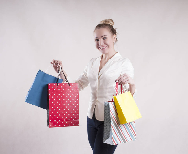 mujer con una chaqueta con paquetes para compras estudio
 - Foto, Imagen