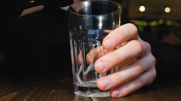 Caucásico hombre vierte cerveza en vidrio, 4k
. - Imágenes, Vídeo