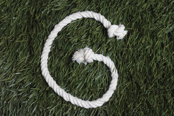 Alfabeto de cuerda sobre hierba. Letra G
 - Foto, imagen