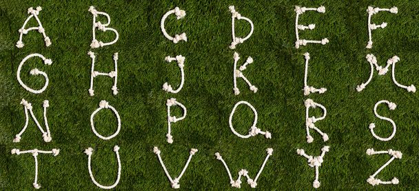 Alfabeto de cuerda sobre hierba. Cartas de A a Z
 - Foto, imagen