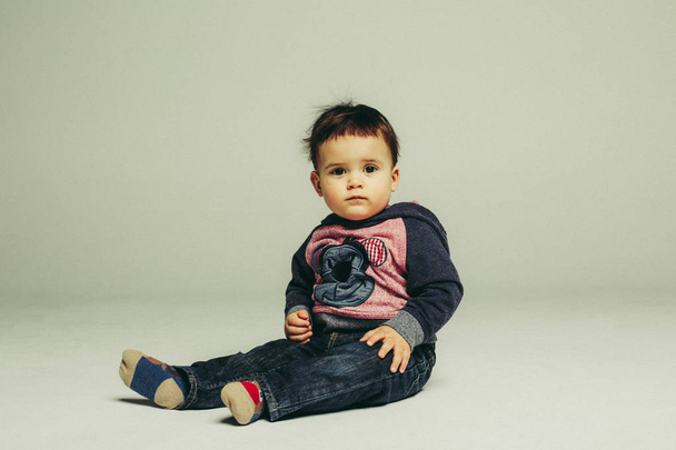 Ritratto di bambino seduto
 - Foto, immagini
