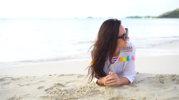 Fiatal gyönyörű nő birtoklás móka, trópusi tengerparton. Boldog lány fehér homokos trópusi tengerparton fekvő. - Felvétel, videó