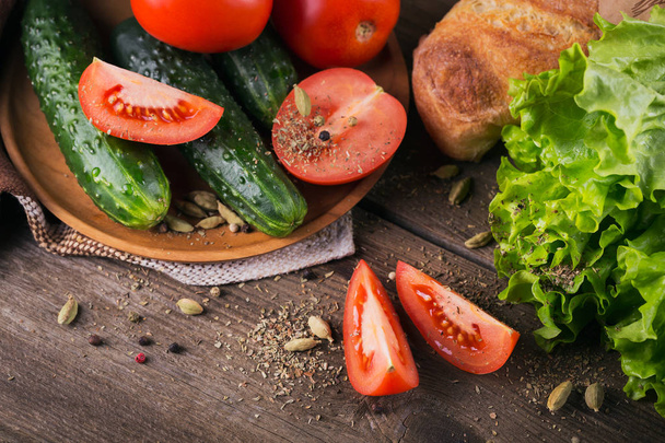 tomato, cucumber, lettuce, baguette and spices - Foto, afbeelding