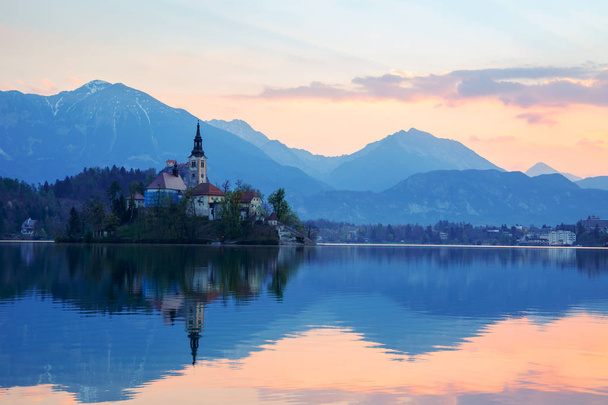 Καταπληκτική ανατολή στη λίμνη Bled - Φωτογραφία, εικόνα