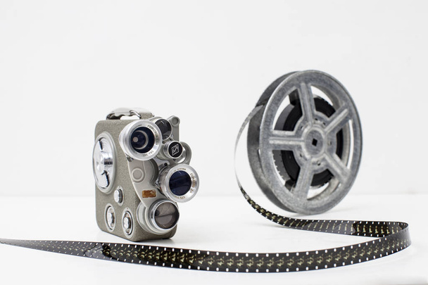 stary aparat film z filmu kołowrotek na białym tle - Zdjęcie, obraz