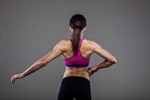 muscular back of a fitness girl - Valokuva, kuva
