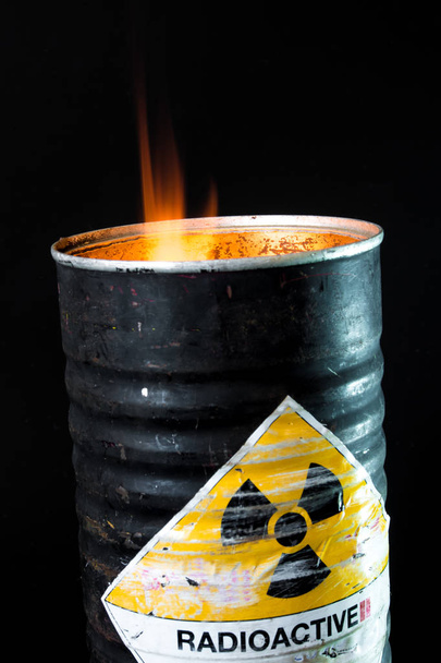 放射性物質の筒内の熱 - 写真・画像
