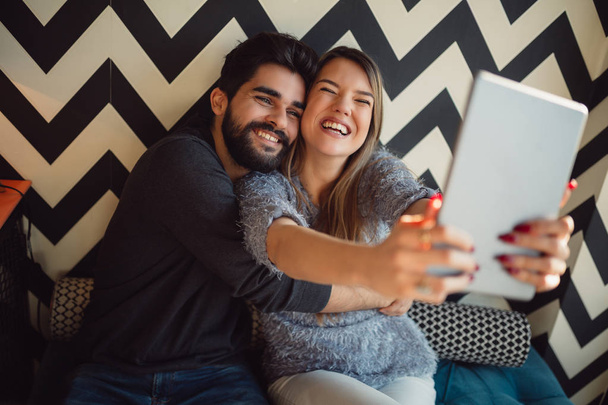 Couple romantique faisant selfie dans un café
. - Photo, image