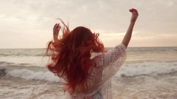 Szczęśliwa młoda kobieta lubi spędzać wolny czas na oceanie, zwolnionym tempie - Materiał filmowy, wideo