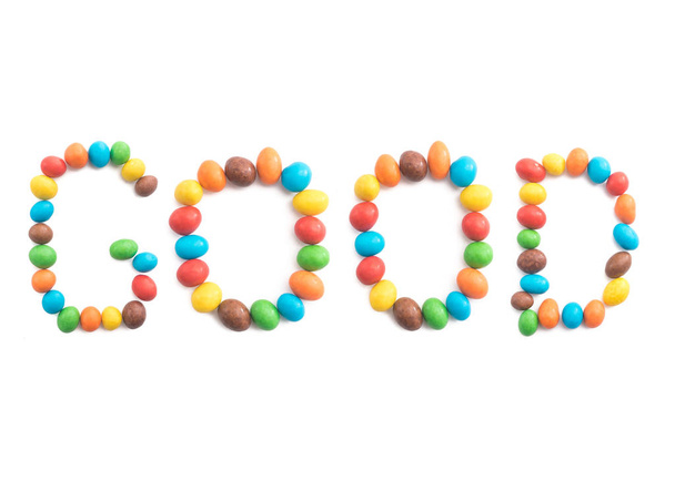 Słowo, które dobry, wielobarwny cukierków na białym tle  - Zdjęcie, obraz