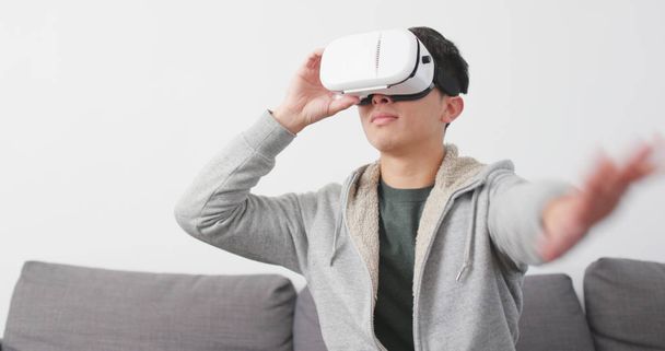 Hombre mirando a través de dispositivo VR
  - Foto, imagen