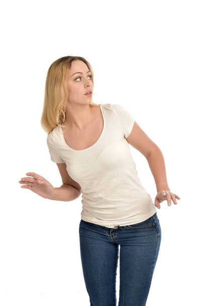 3 / 4 retrato de menina loira vestindo camisa branca. isolado em fundo branco
. - Foto, Imagem
