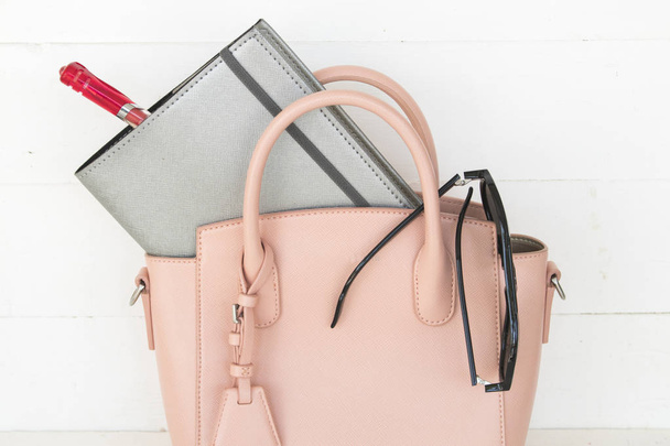 rosa bolso colección colorida mujer de moda con cuaderno para los negocios en blanco
 - Foto, imagen