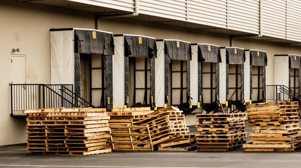 LKW-Stellplätze mit gestapelten Holzpaletten - Foto, Bild