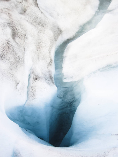 Un molino (o molino de glaciares), un agujero que permite que el agua pase de la superficie al fondo de un glaciar. Fotografiado en el glaciar Fox, isla sur de Nueva Zelanda
 - Foto, Imagen