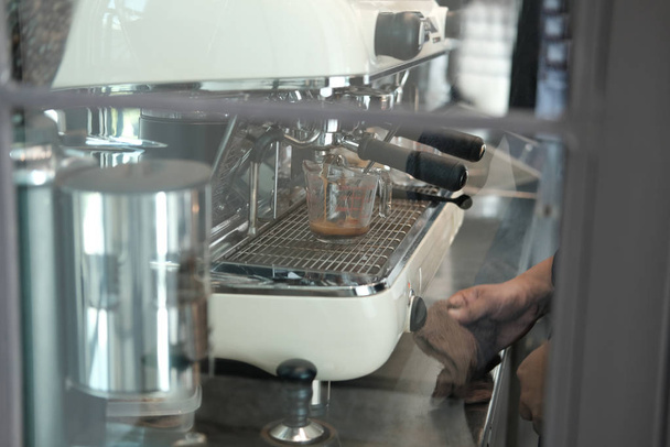 cafetera para preparar café expreso fresco en la cafetería
 - Foto, Imagen