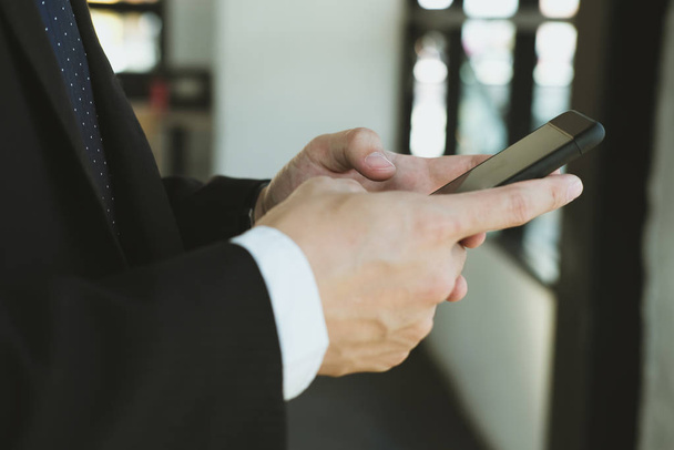 businessman holding smartphone & using app at office. man textin - Foto, imagen