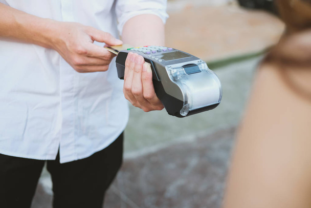 femme effectuer le paiement par carte de crédit glisser à travers le terminal. cust
 - Photo, image