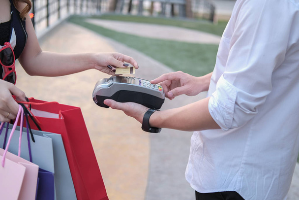Мужчина расплачивается кредитной картой через терминал. custom
 - Фото, изображение